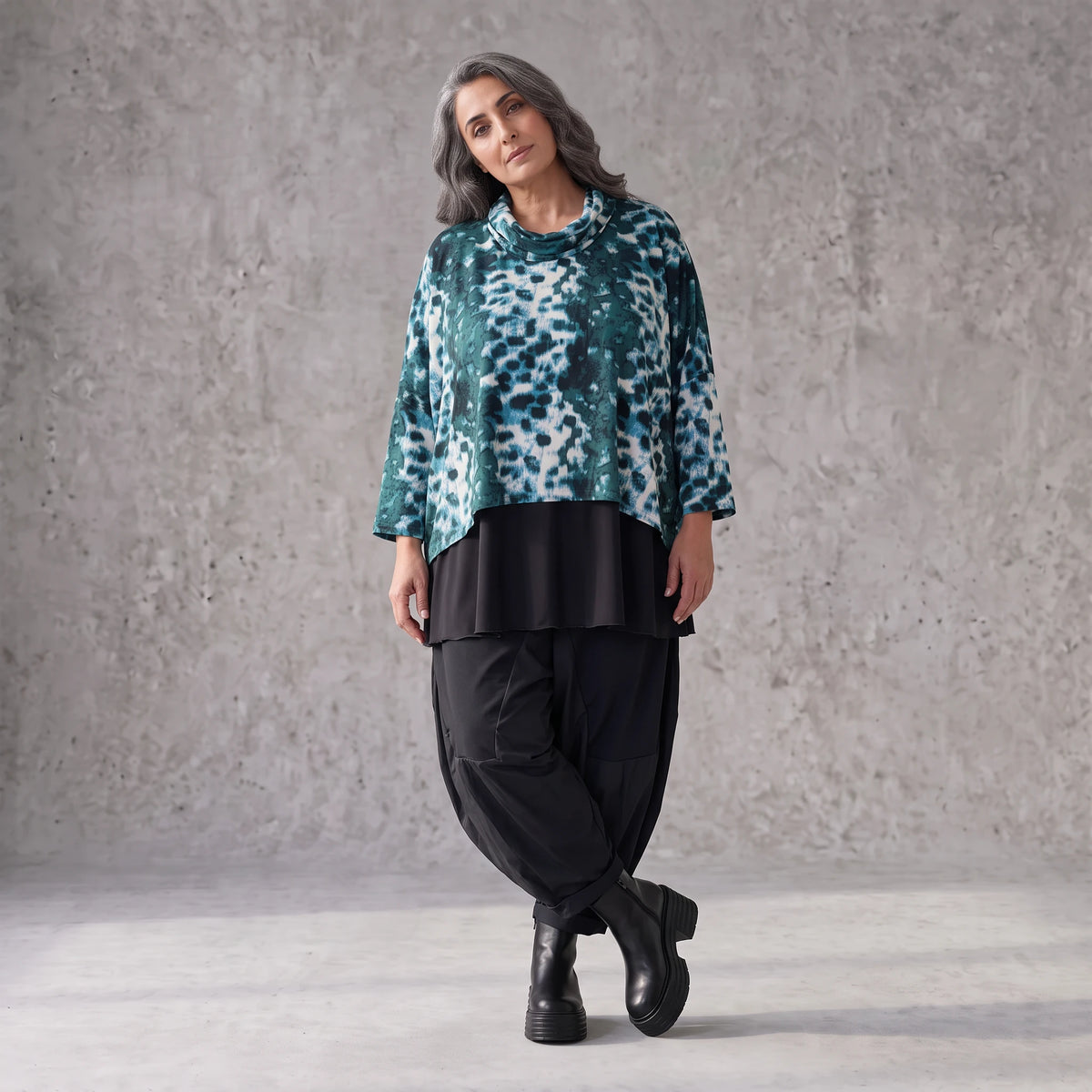 Kastiges Rollkragenshirt aus Viskosetwill mit Stretch und 3/4-Arm mit lockerem Fall