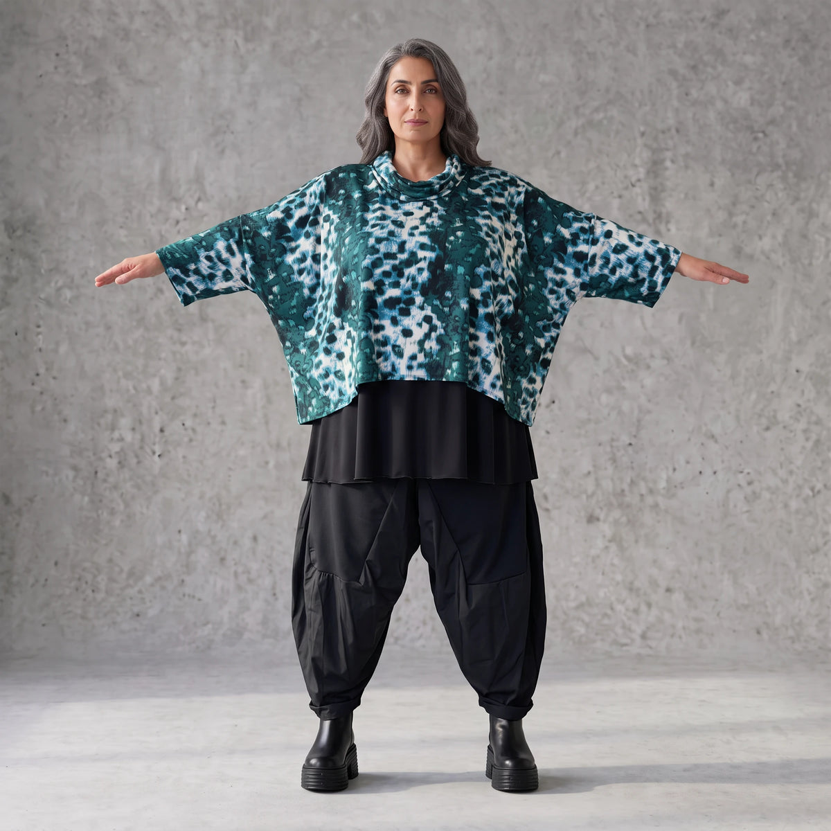 Kastiges Rollkragenshirt aus Viskosetwill mit Stretch und 3/4-Arm mit lockerem Fall
