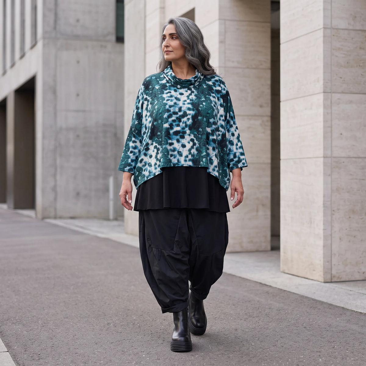 Kastiges Rollkragenshirt aus Viskosetwill mit Stretch und 3/4-Arm mit lockerem Fall