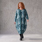 Ballonkleid aus Stretch Twill in Petrol/Weiss mit femininer Silhouette und leichtem Fall
