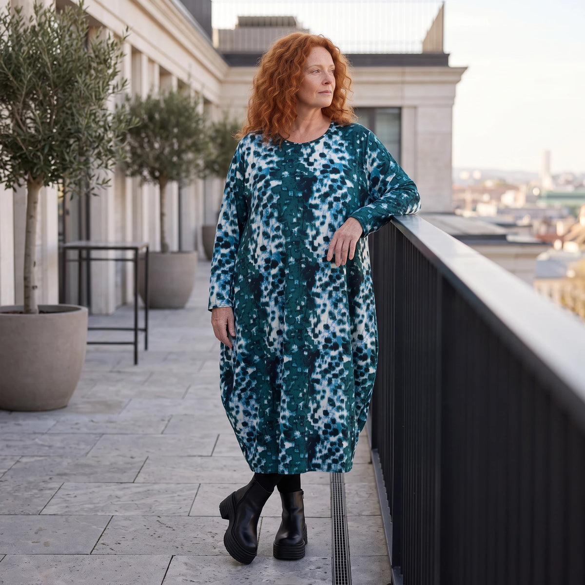 Ballonkleid aus Stretch Twill in Petrol/Weiss mit femininer Silhouette und leichtem Fall
