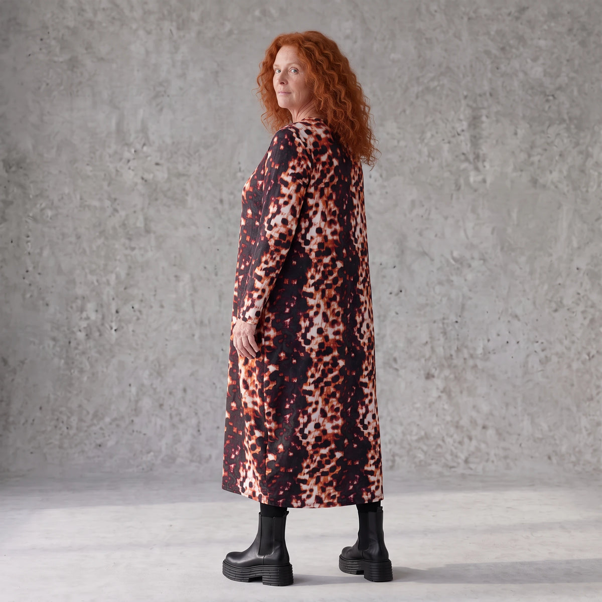 Ballonkleid aus Stretchtwill in Rost/Weiß mit fließender Silhouette leicht und bequem