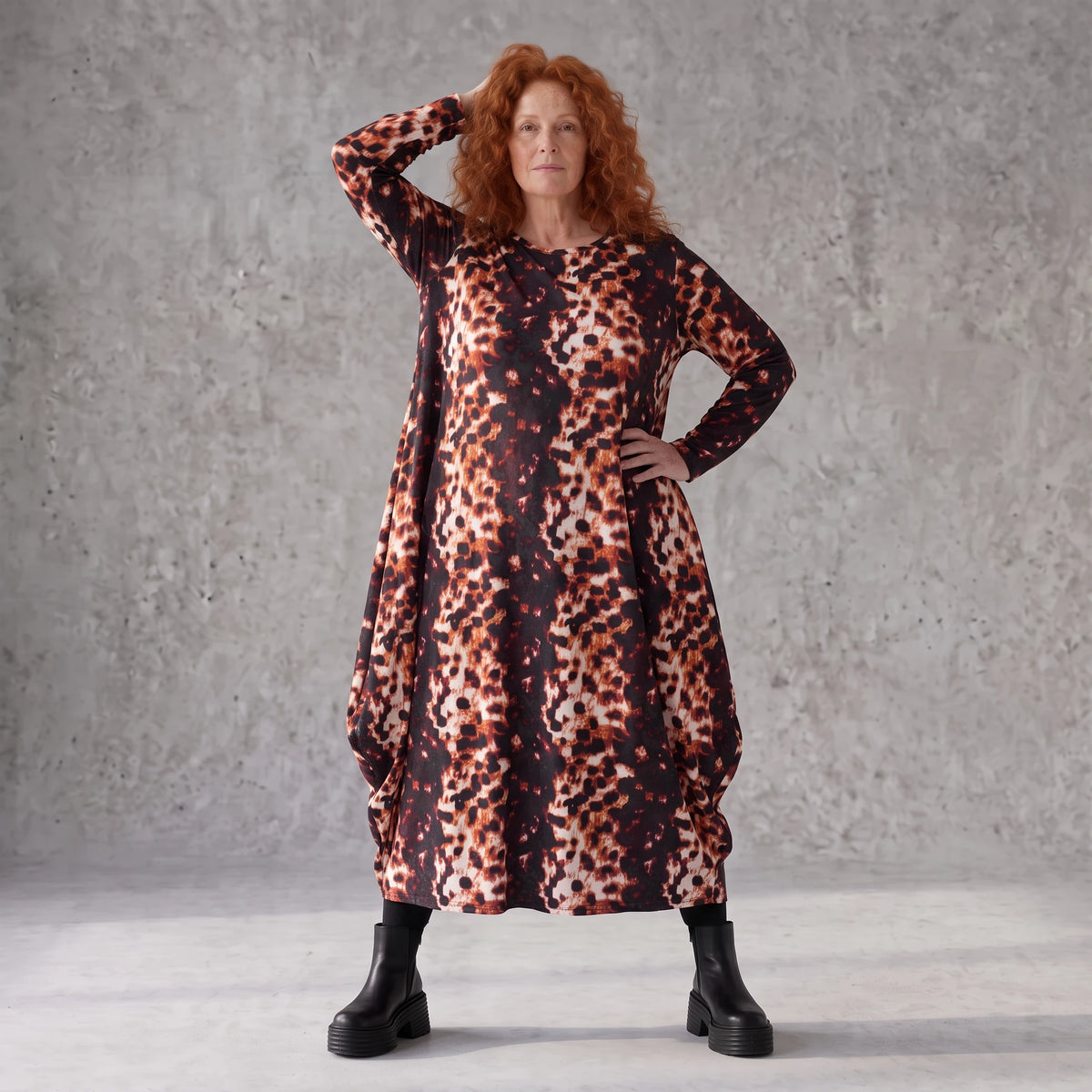 Ballonkleid aus Stretchtwill in Rost/Weiß mit fließender Silhouette leicht und bequem