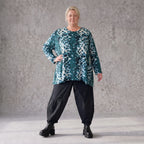 Langarmshirt in Petrol/Weiß aus weichem Stretch Twill mit Rundhalsausschnitt in A-Linie