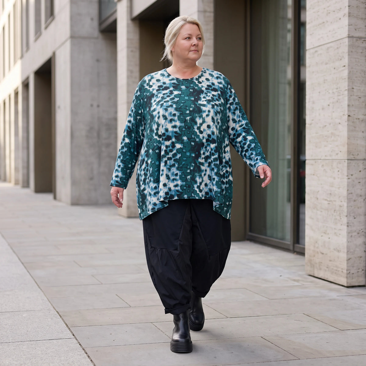 Langarmshirt in Petrol/Weiß aus weichem Stretch Twill mit Rundhalsausschnitt in A-Linie