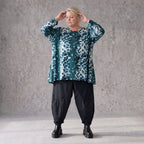 Langarmshirt in Petrol/Weiß aus weichem Stretch Twill mit Rundhalsausschnitt in A-Linie