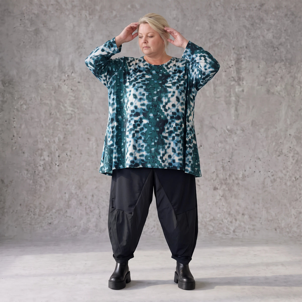 Langarmshirt in Petrol/Weiß aus weichem Stretch Twill mit Rundhalsausschnitt in A-Linie