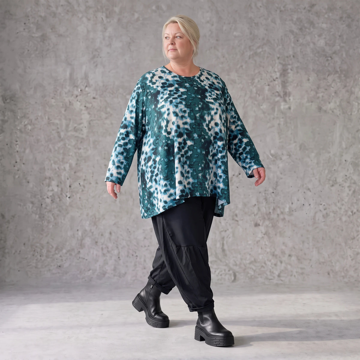 Langarmshirt in Petrol/Weiß aus weichem Stretch Twill mit Rundhalsausschnitt in A-Linie
