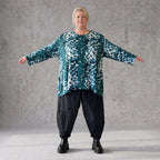 Langarmshirt in Petrol/Weiß aus weichem Stretch Twill mit Rundhalsausschnitt in A-Linie