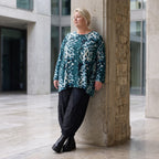 Langarmshirt in Petrol/Weiß aus weichem Stretch Twill mit Rundhalsausschnitt in A-Linie