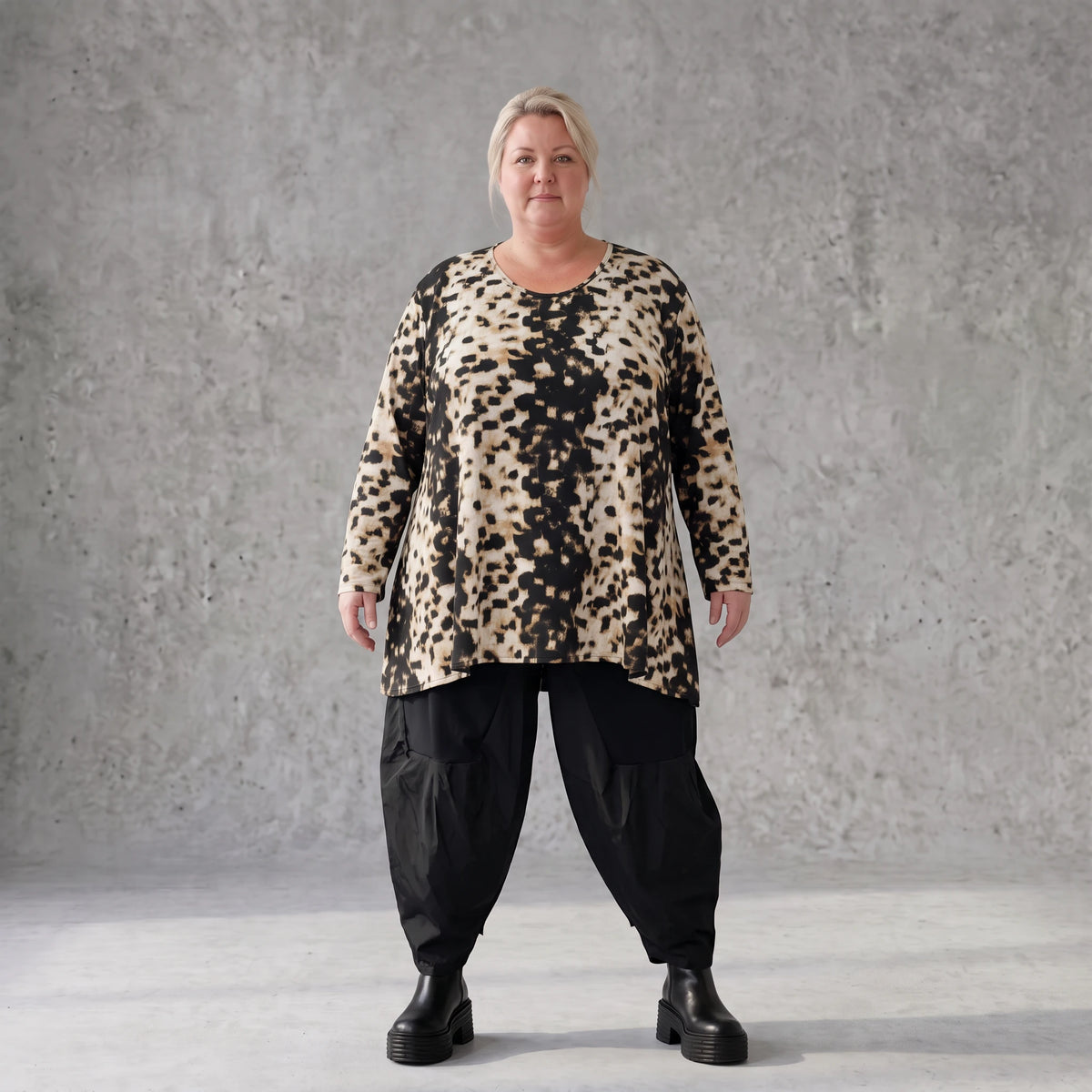 Langarmshirt in Braun/Weiß mit Rundhalsausschnitt in A-Linie aus weichem Stretchtwill
