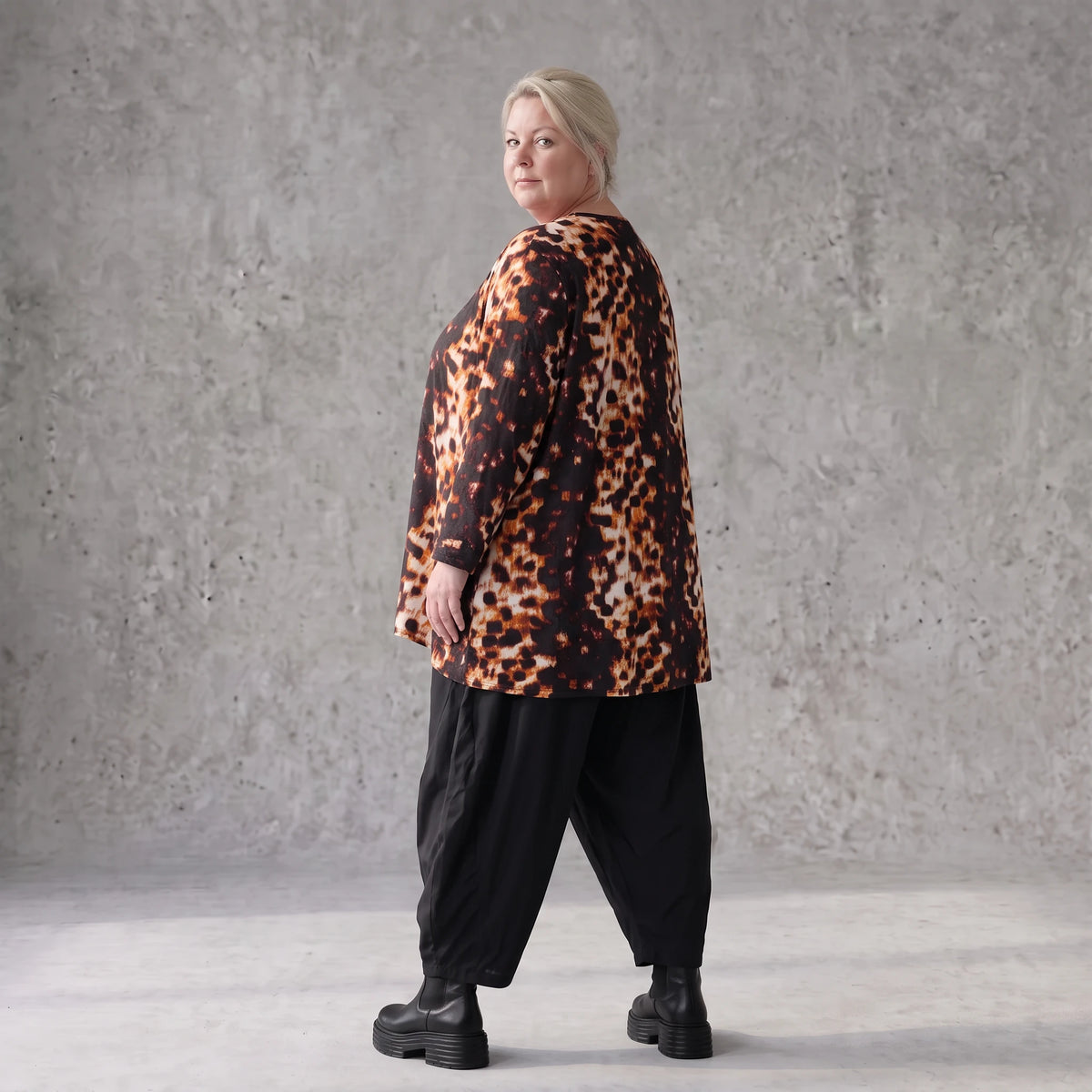 Langarmshirt aus rost/weißem Viskosetwill mit Stretch in A-Linie mit Rundhalsausschnitt