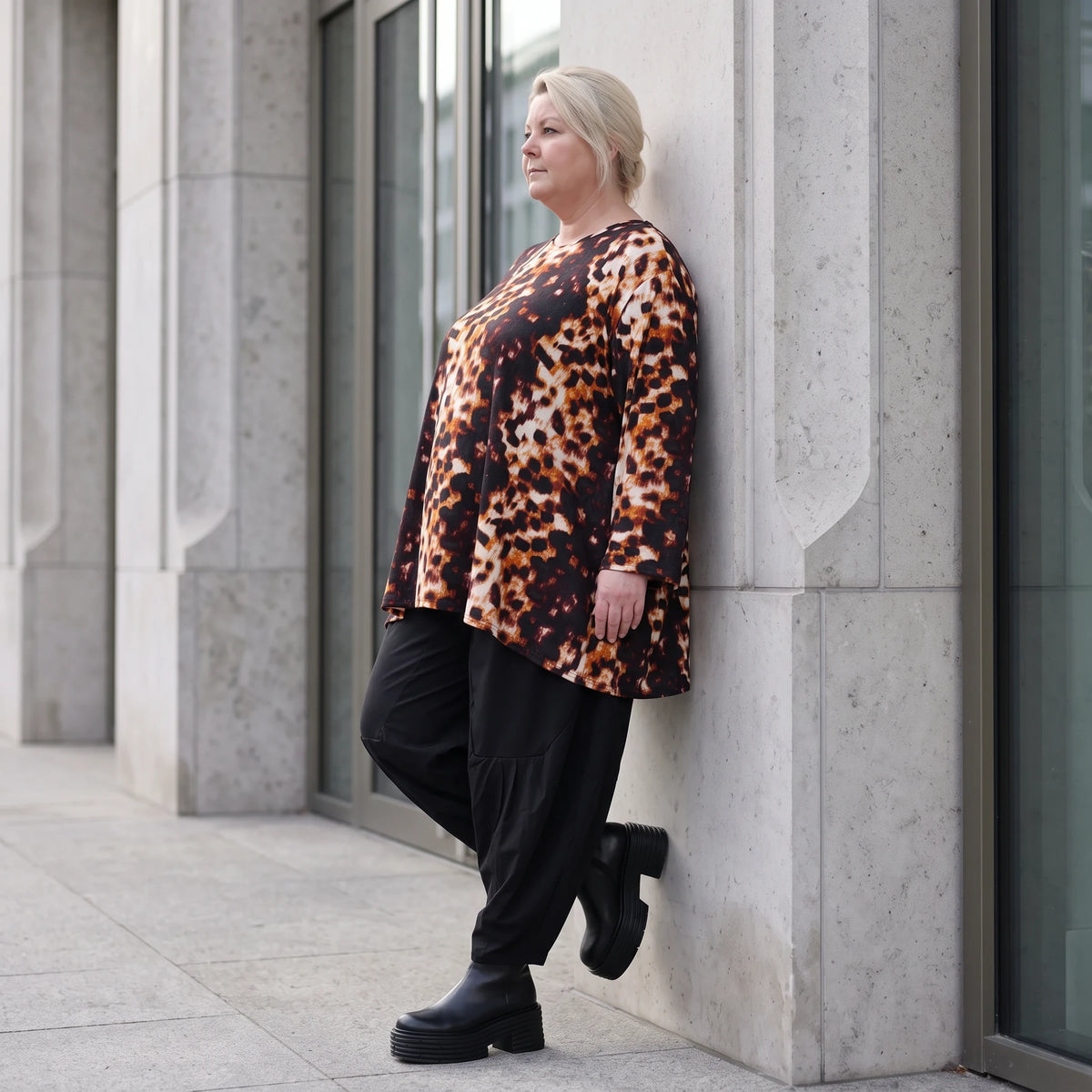 Langarmshirt aus rost/weißem Viskosetwill mit Stretch in A-Linie mit Rundhalsausschnitt