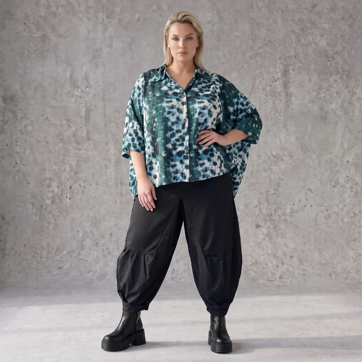 Petrol/Weiße Bluse aus Stretchtwill mit Hemdkragen und 3/4-Arm aus Viskosemix weichfallend