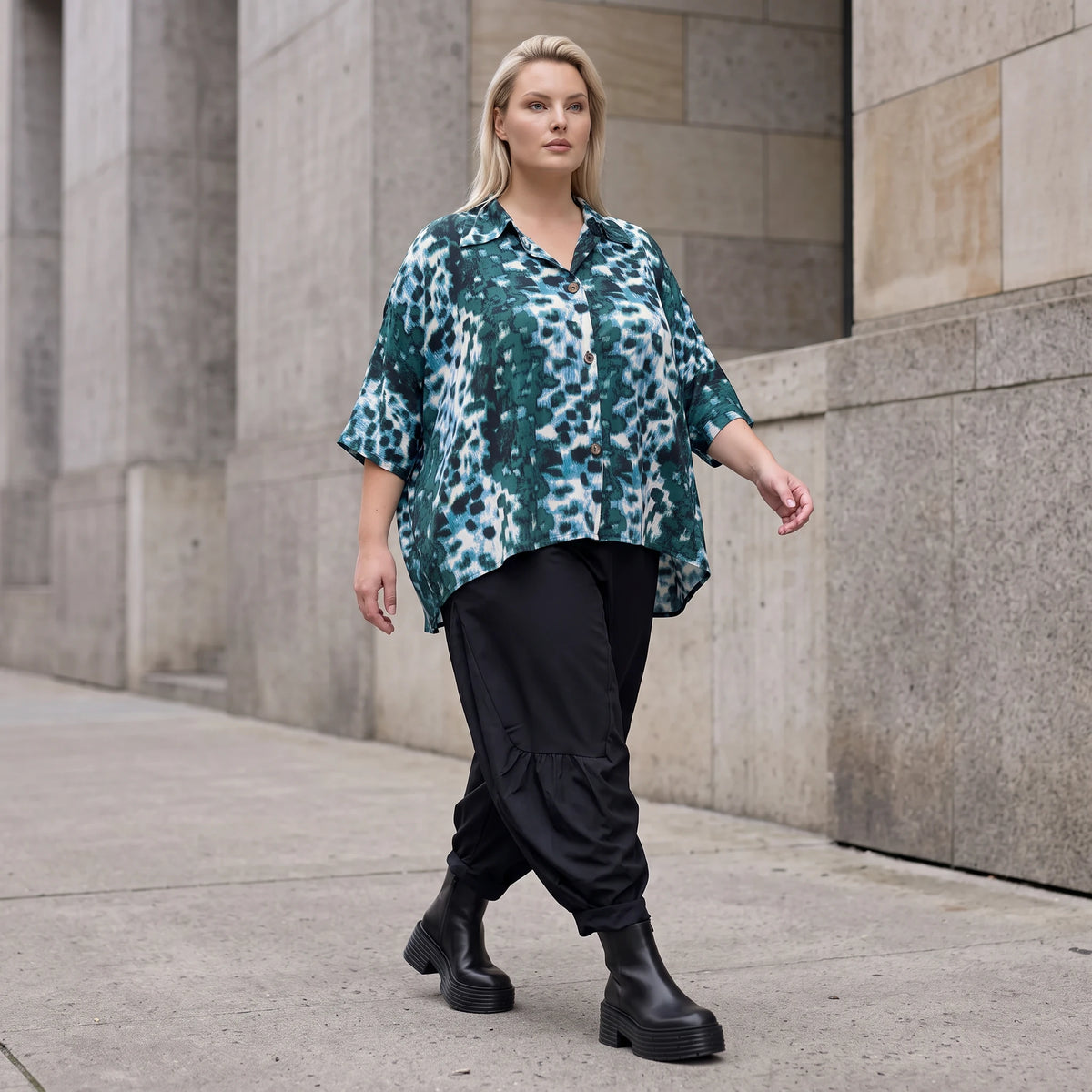 Petrol/Weiße Bluse aus Stretchtwill mit Hemdkragen und 3/4-Arm aus Viskosemix weichfallend