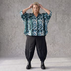 Petrol/Weiße Bluse aus Stretchtwill mit Hemdkragen und 3/4-Arm aus Viskosemix weichfallend