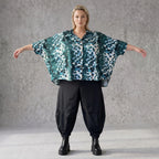Petrol/Weiße Bluse aus Stretchtwill mit Hemdkragen und 3/4-Arm aus Viskosemix weichfallend