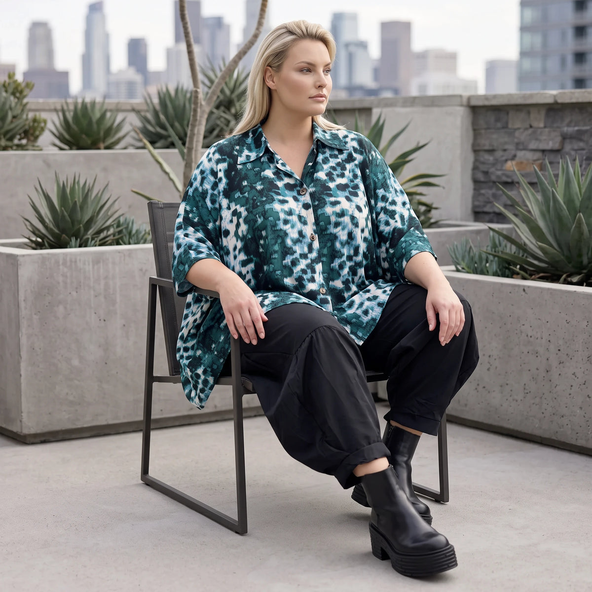 Petrol/Weiße Bluse aus Stretchtwill mit Hemdkragen und 3/4-Arm aus Viskosemix weichfallend