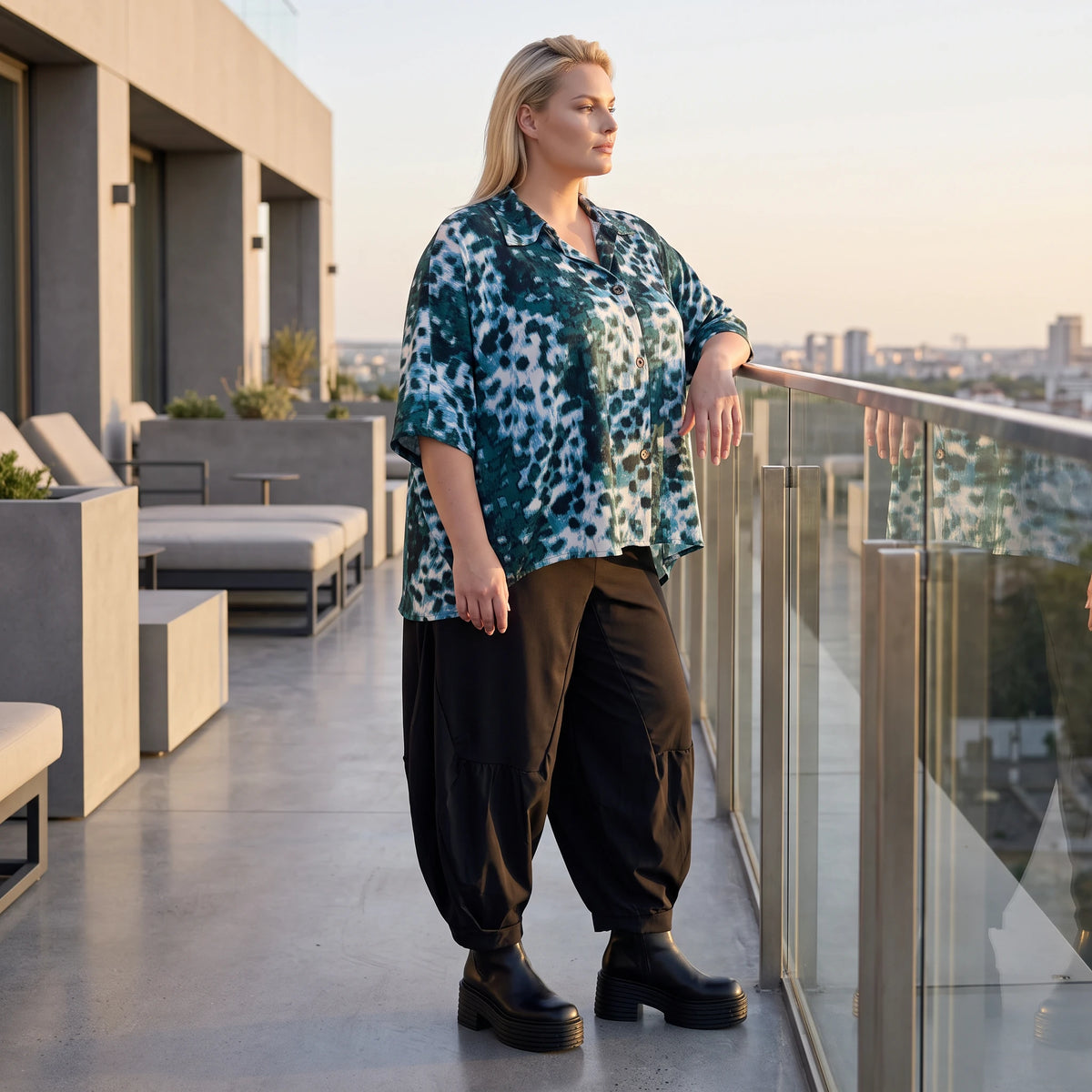 Petrol/Weiße Bluse aus Stretchtwill mit Hemdkragen und 3/4-Arm aus Viskosemix weichfallend