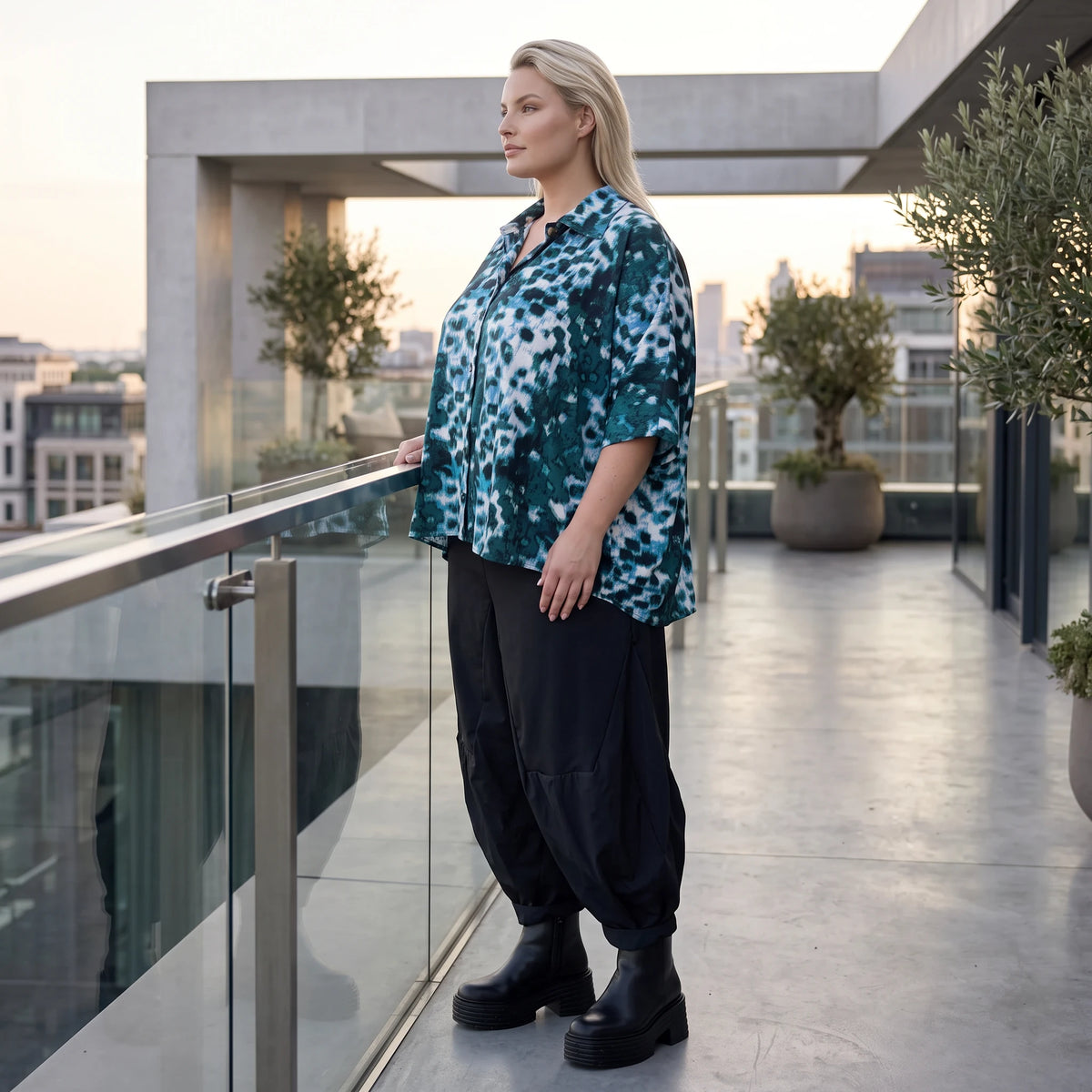 Petrol/Weiße Bluse aus Stretchtwill mit Hemdkragen und 3/4-Arm aus Viskosemix weichfallend