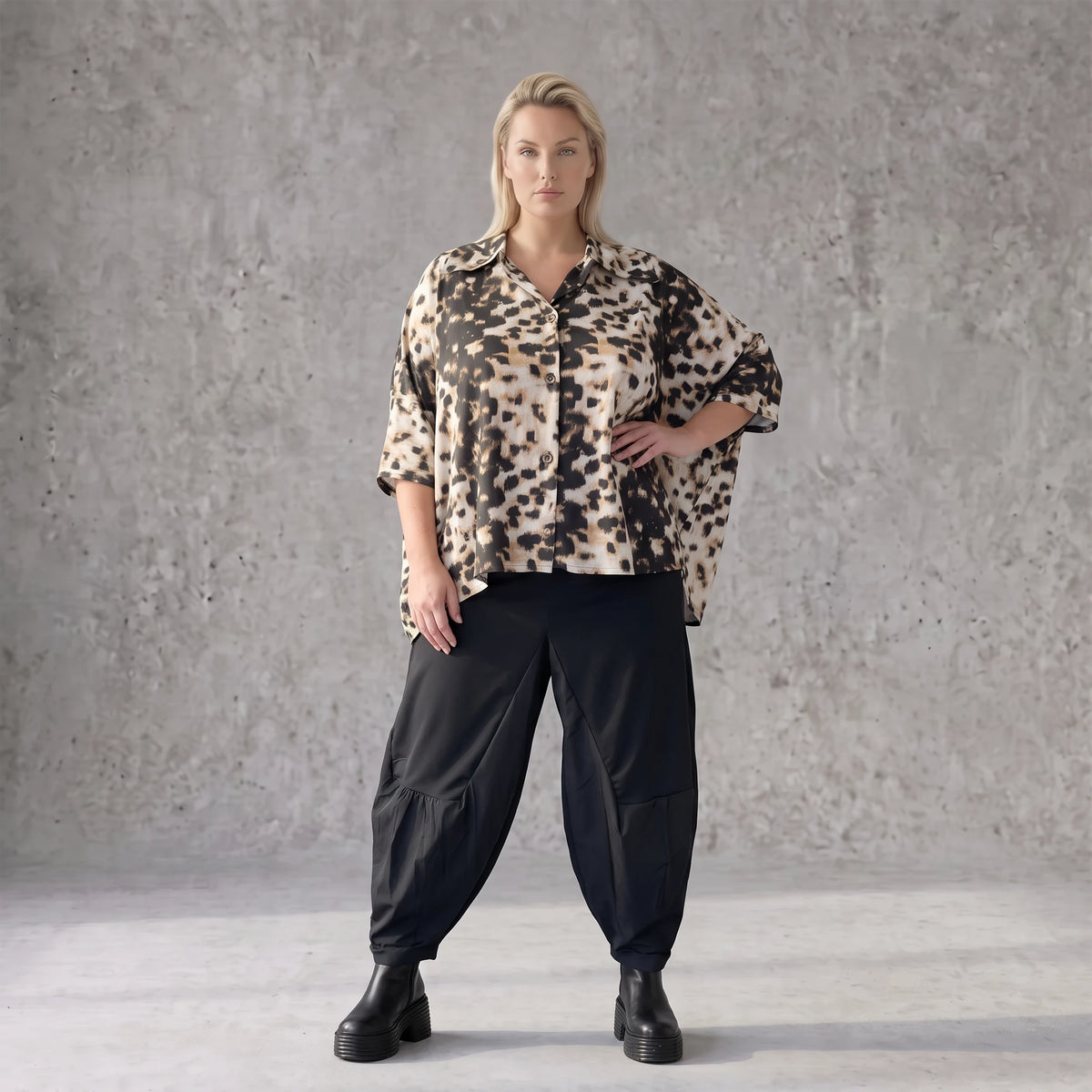 Twillbluse in Braun/Weiß mit Muster Hemdkragen Knopfleiste Stretch und gerundetem Saum