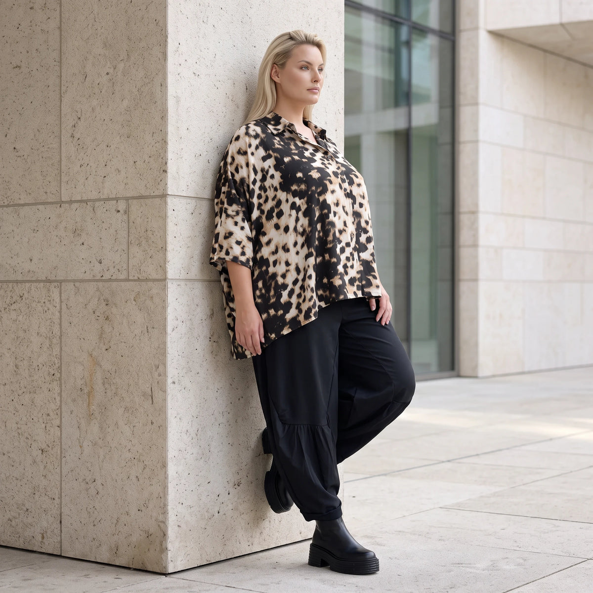 Twillbluse in Braun/Weiß mit Muster Hemdkragen Knopfleiste Stretch und gerundetem Saum
