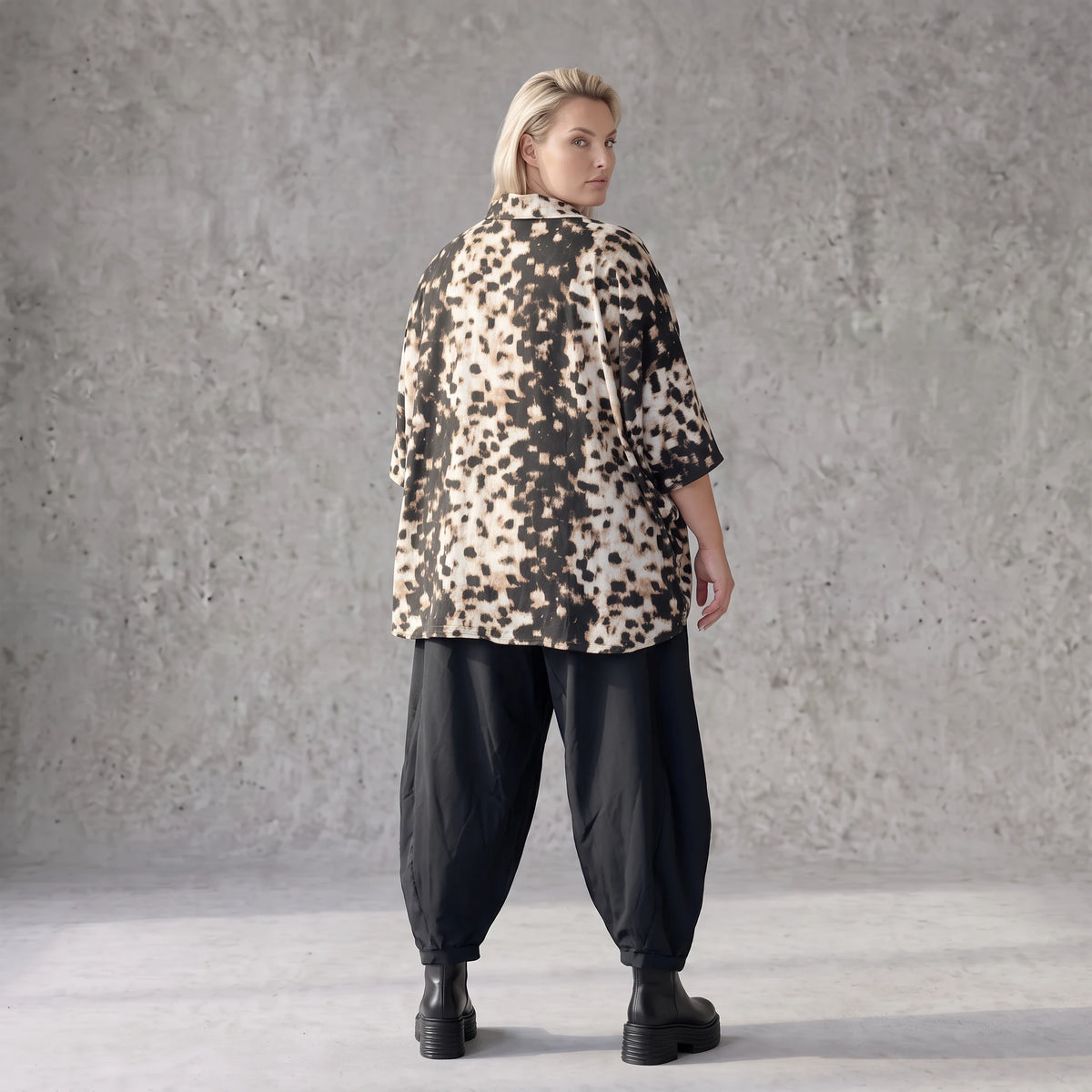 Twillbluse in Braun/Weiß mit Muster Hemdkragen Knopfleiste Stretch und gerundetem Saum