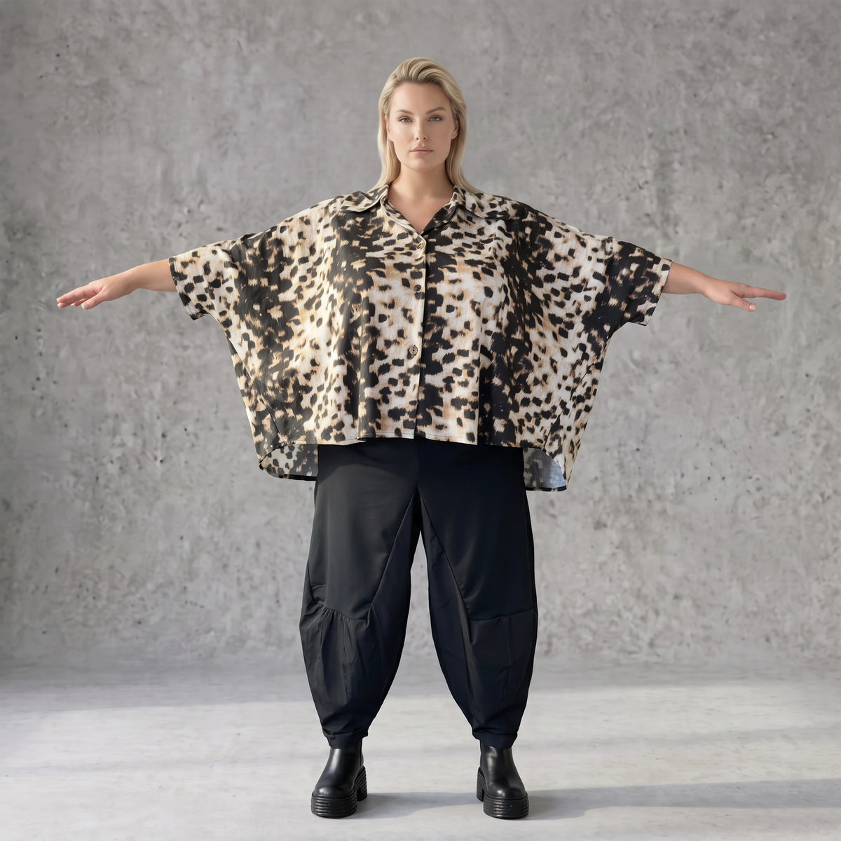 Twillbluse in Braun/Weiß mit Muster Hemdkragen Knopfleiste Stretch und gerundetem Saum
