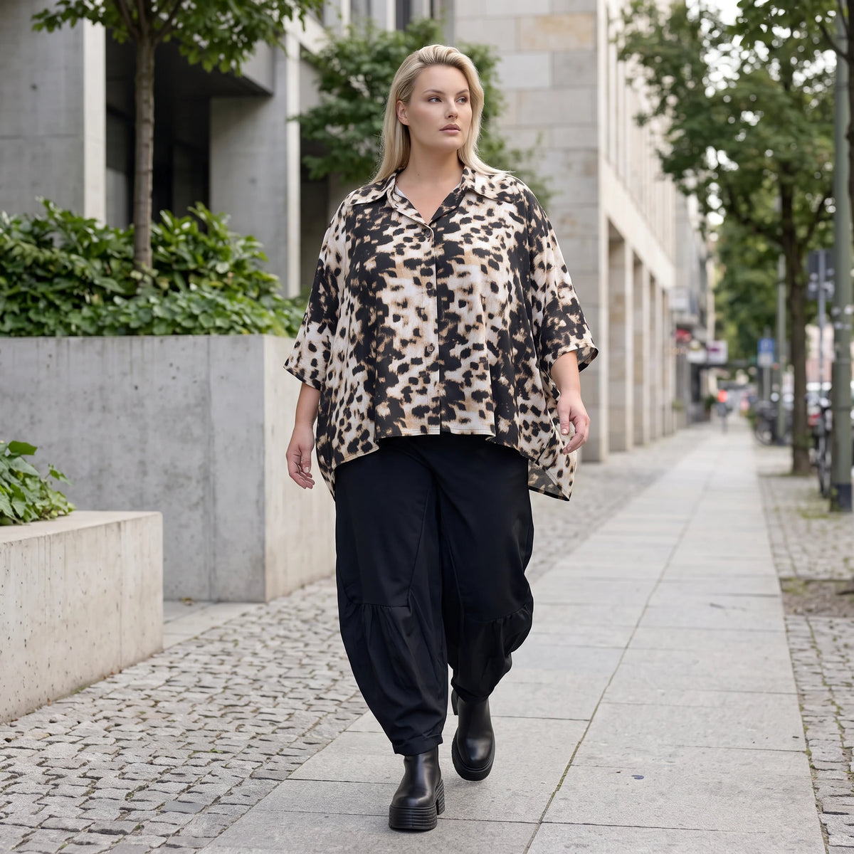 Twillbluse in Braun/Weiß mit Muster Hemdkragen Knopfleiste Stretch und gerundetem Saum