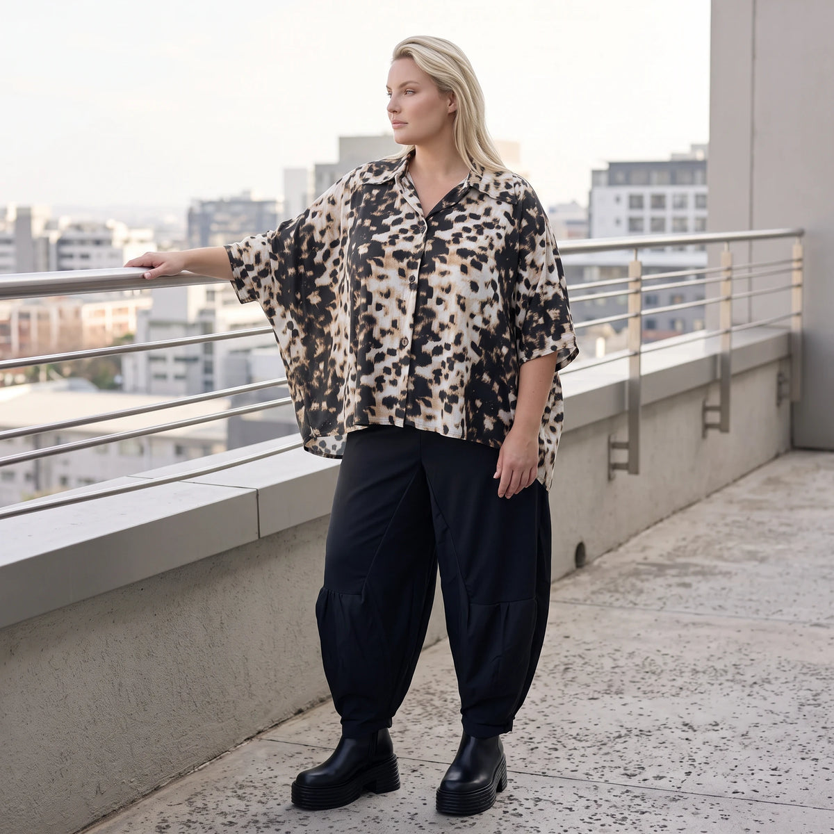 Twillbluse in Braun/Weiß mit Muster Hemdkragen Knopfleiste Stretch und gerundetem Saum