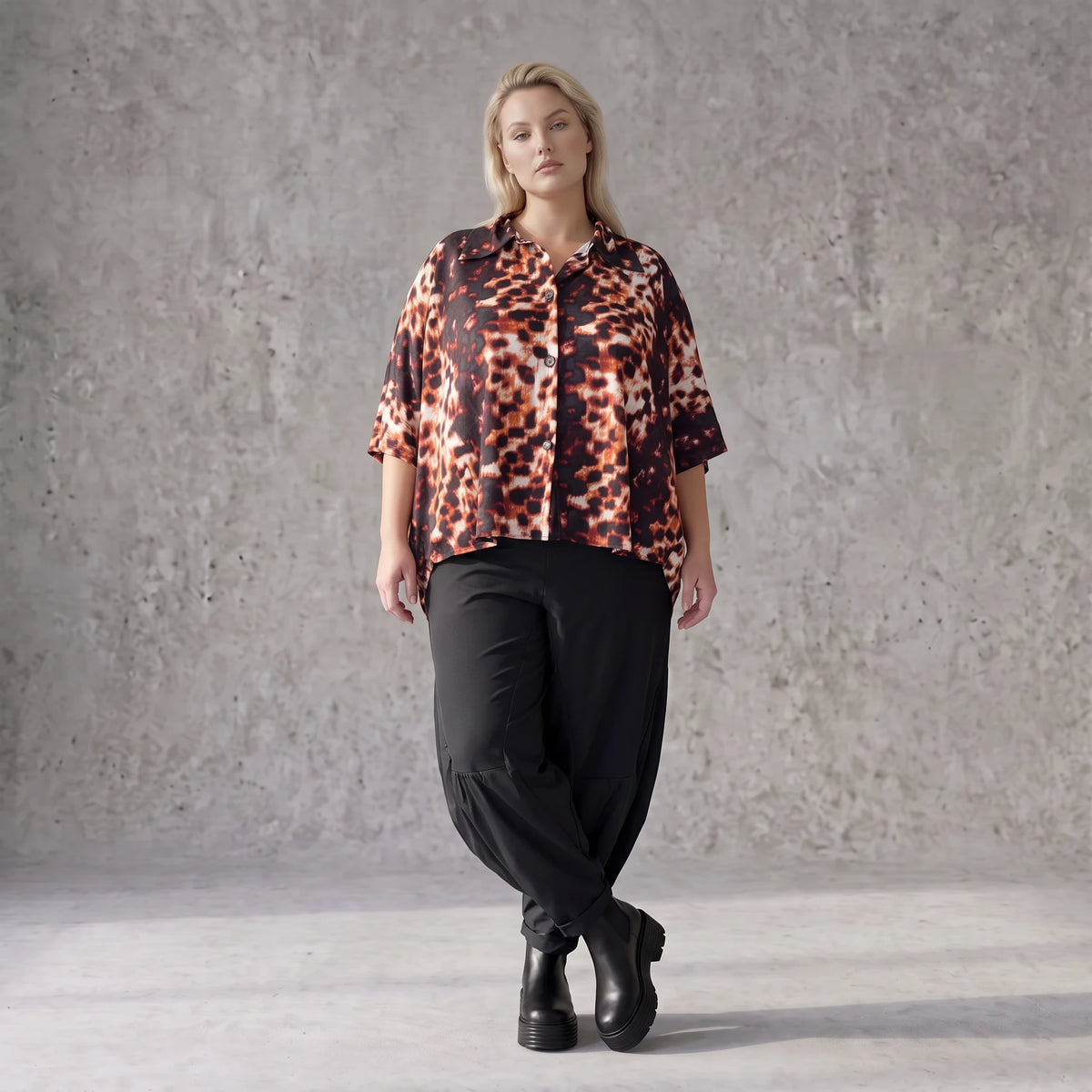 Bluse in Rost/Weiß aus Stretch Twill mit Hemdkragen und 3/4-Arm im gerundeten Schnitt
