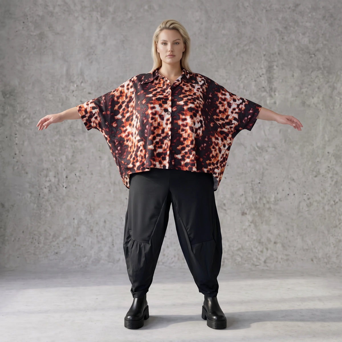 Bluse in Rost/Weiß aus Stretch Twill mit Hemdkragen und 3/4-Arm im gerundeten Schnitt