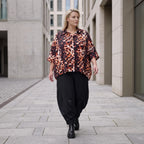 Bluse in Rost/Weiß aus Stretch Twill mit Hemdkragen und 3/4-Arm im gerundeten Schnitt