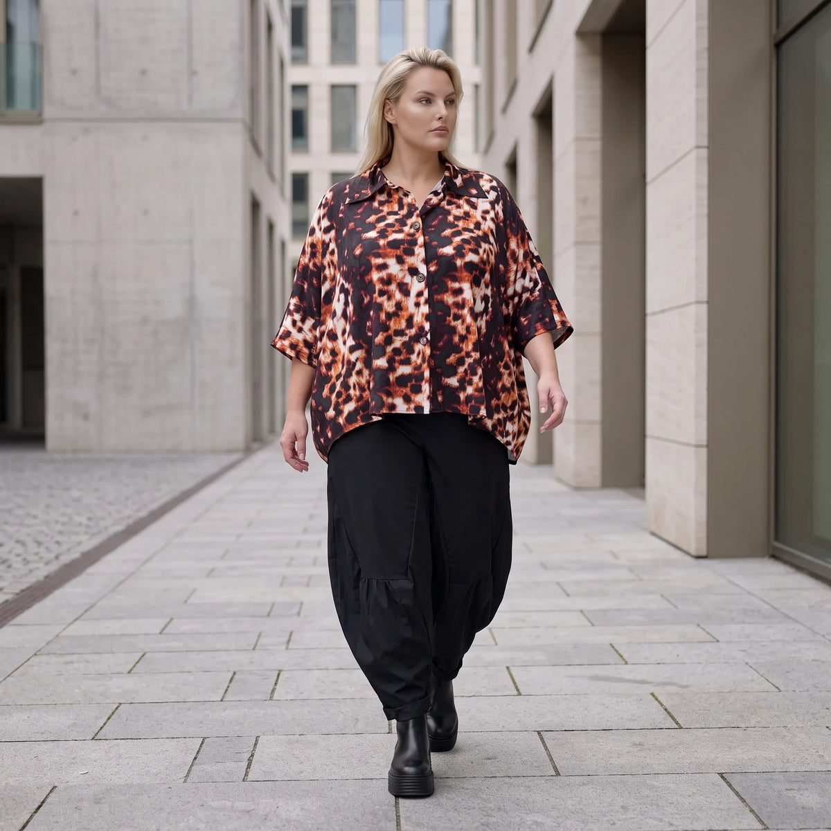 Bluse in Rost/Weiß aus Stretch Twill mit Hemdkragen und 3/4-Arm im gerundeten Schnitt