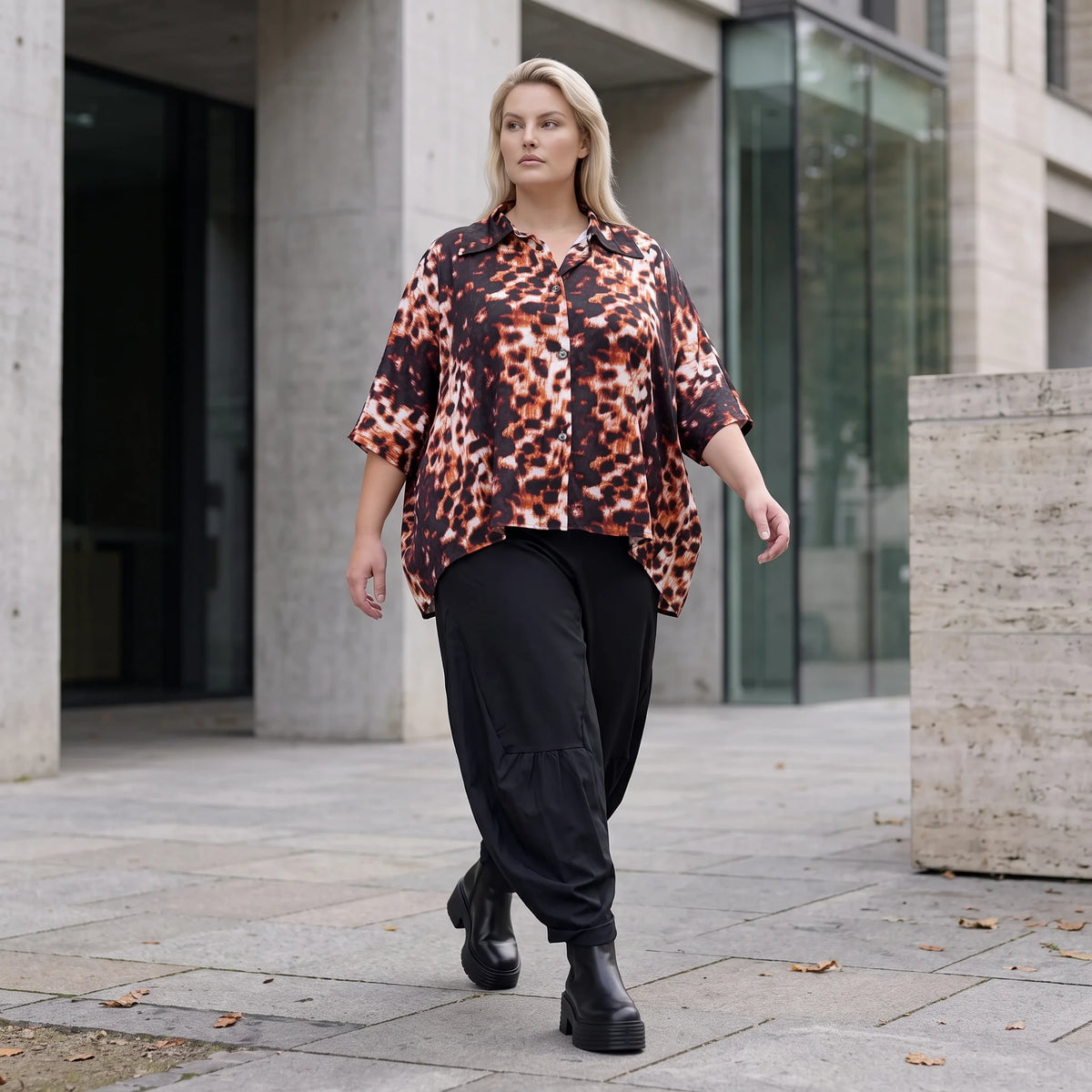 Bluse in Rost/Weiß aus Stretch Twill mit Hemdkragen und 3/4-Arm im gerundeten Schnitt