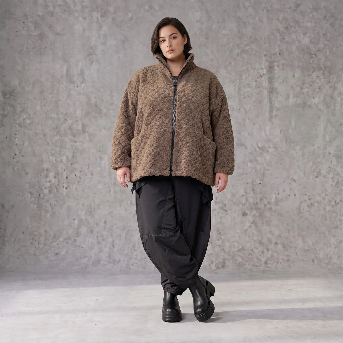 Teddyjacke warm mit Stehkragen Reißverschluss Nahttaschen und kastigem Schnitt modern