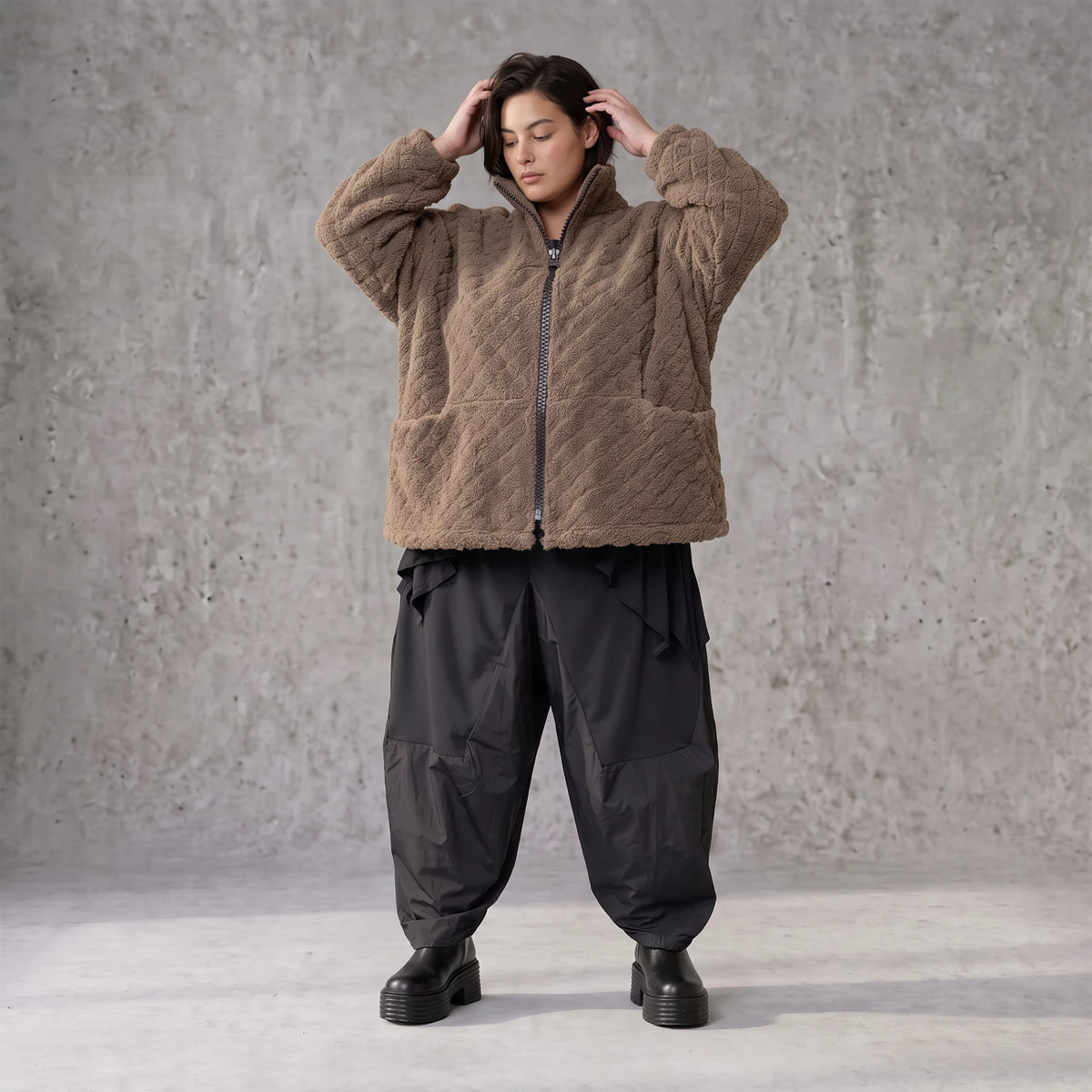 Teddyjacke warm mit Stehkragen Reißverschluss Nahttaschen und kastigem Schnitt modern