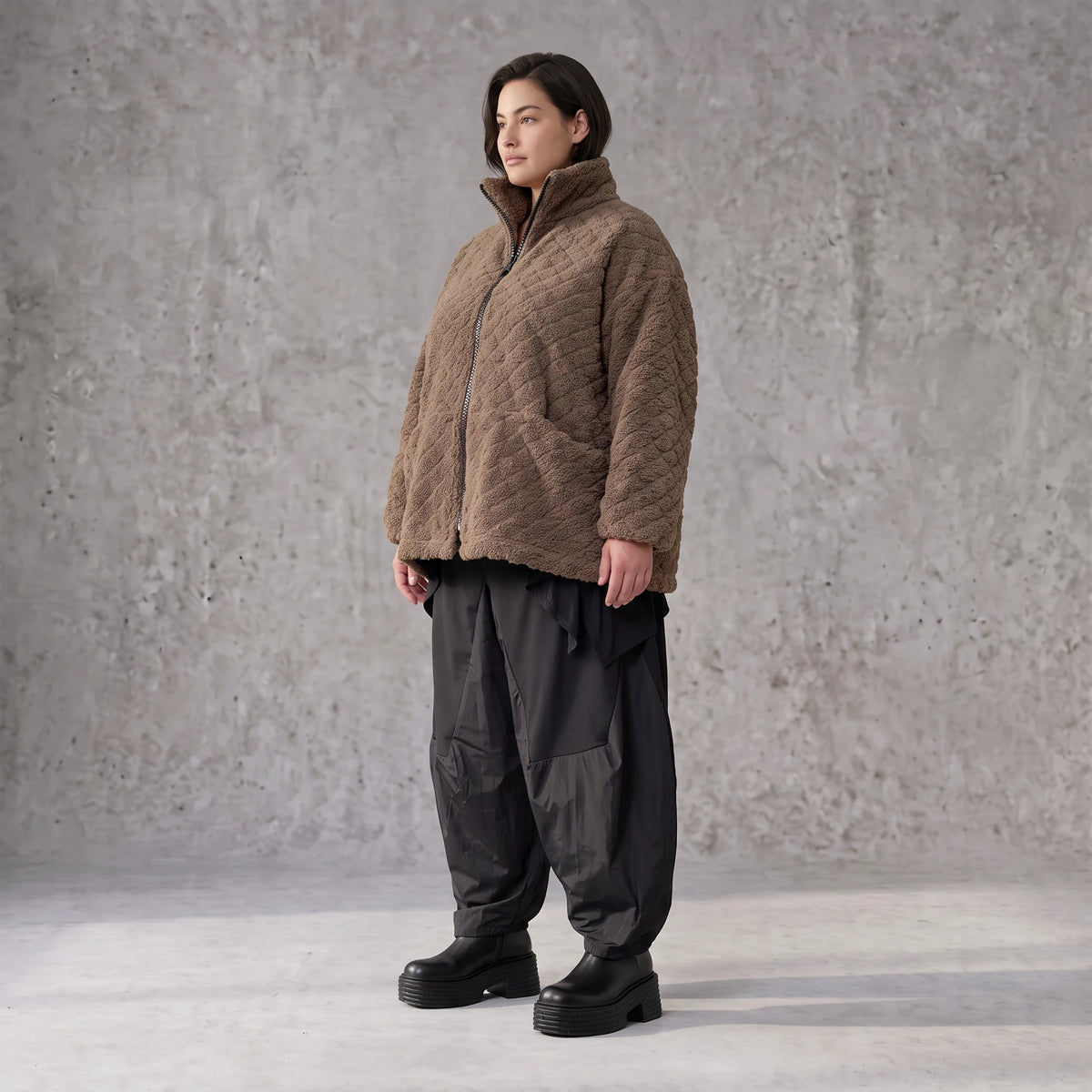 Teddyjacke warm mit Stehkragen Reißverschluss Nahttaschen und kastigem Schnitt modern