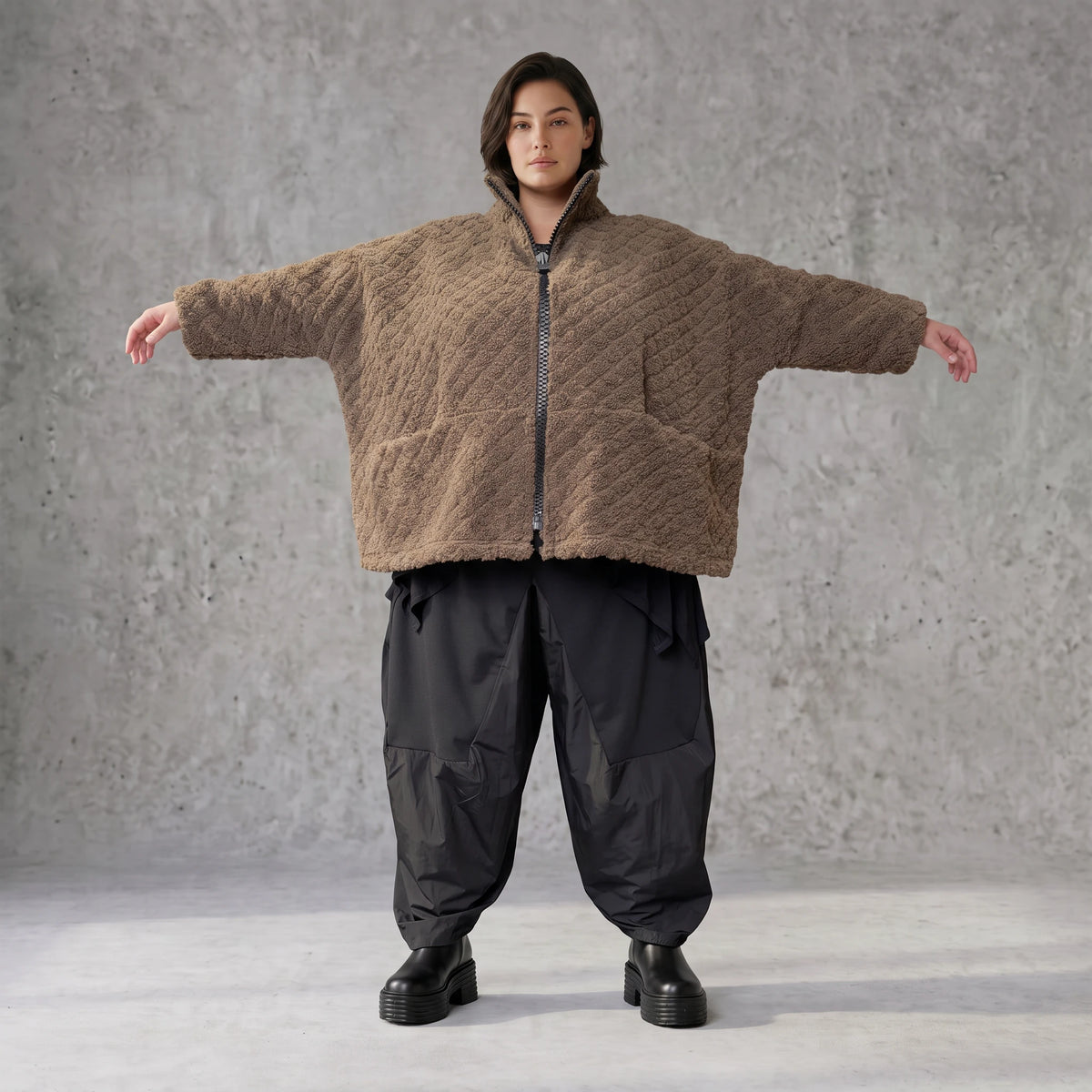 Teddyjacke warm mit Stehkragen Reißverschluss Nahttaschen und kastigem Schnitt modern