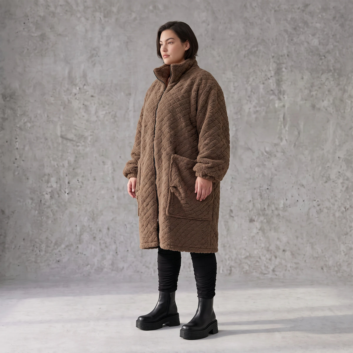 Teddymantel mit Stehkragen kuschelig warm gerade geschnitten mit tiefen Taschen im Winter