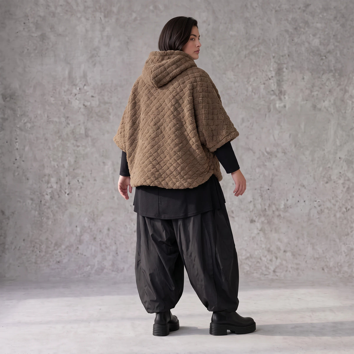 Kuschelige Teddyweste in Beige mit Tüllkombination ärmellos warm für schicke Winterlooks