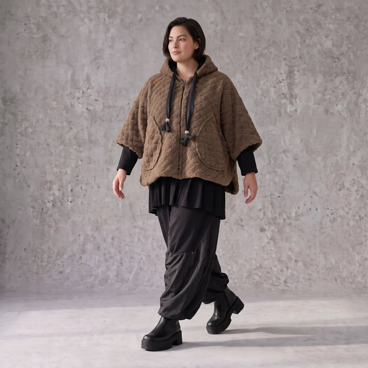 Kuschelige Teddyweste in Beige mit Tüllkombination ärmellos warm für schicke Winterlooks
