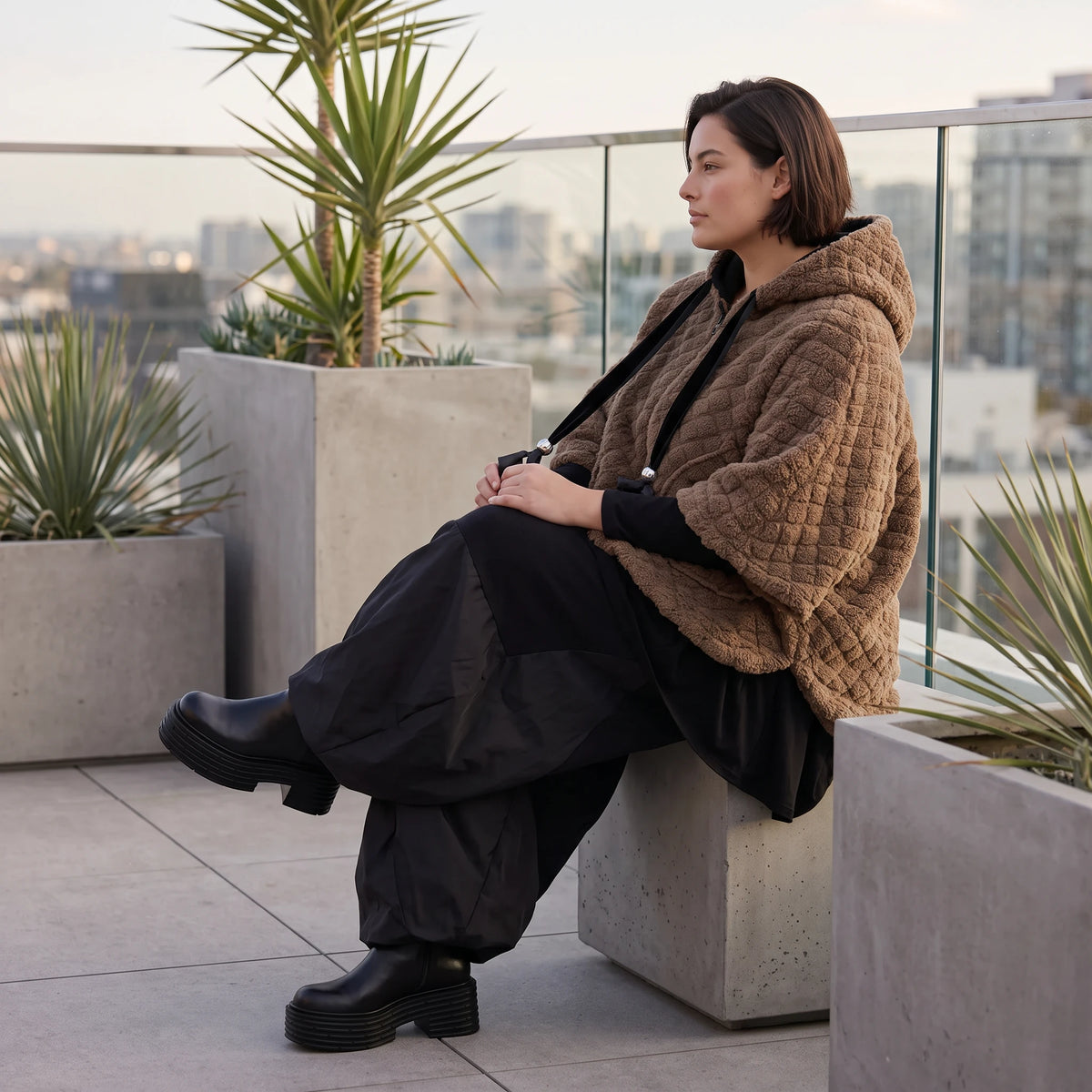 Kuschelige Teddyweste in Beige mit Tüllkombination ärmellos warm für schicke Winterlooks