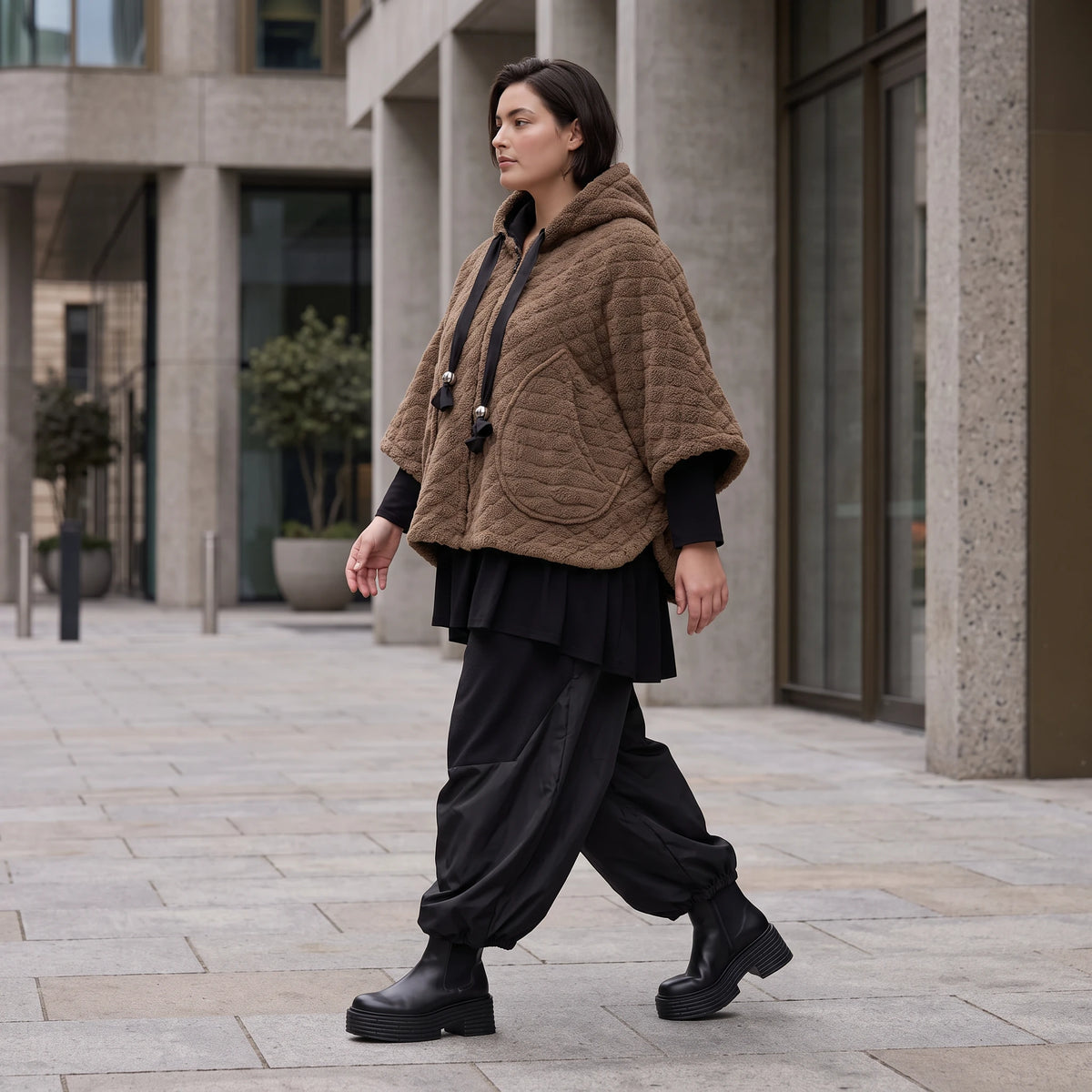 Kuschelige Teddyweste in Beige mit Tüllkombination ärmellos warm für schicke Winterlooks