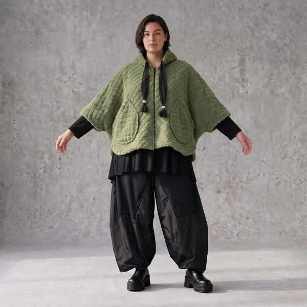 Teddyweste mit Kapuze und Tuelldetails in gerundeter Form weich warm fuer Wintertage