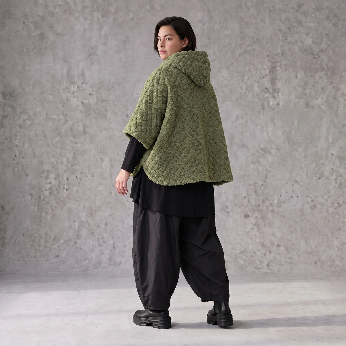 Teddyweste mit Kapuze und Tuelldetails in gerundeter Form weich warm fuer Wintertage