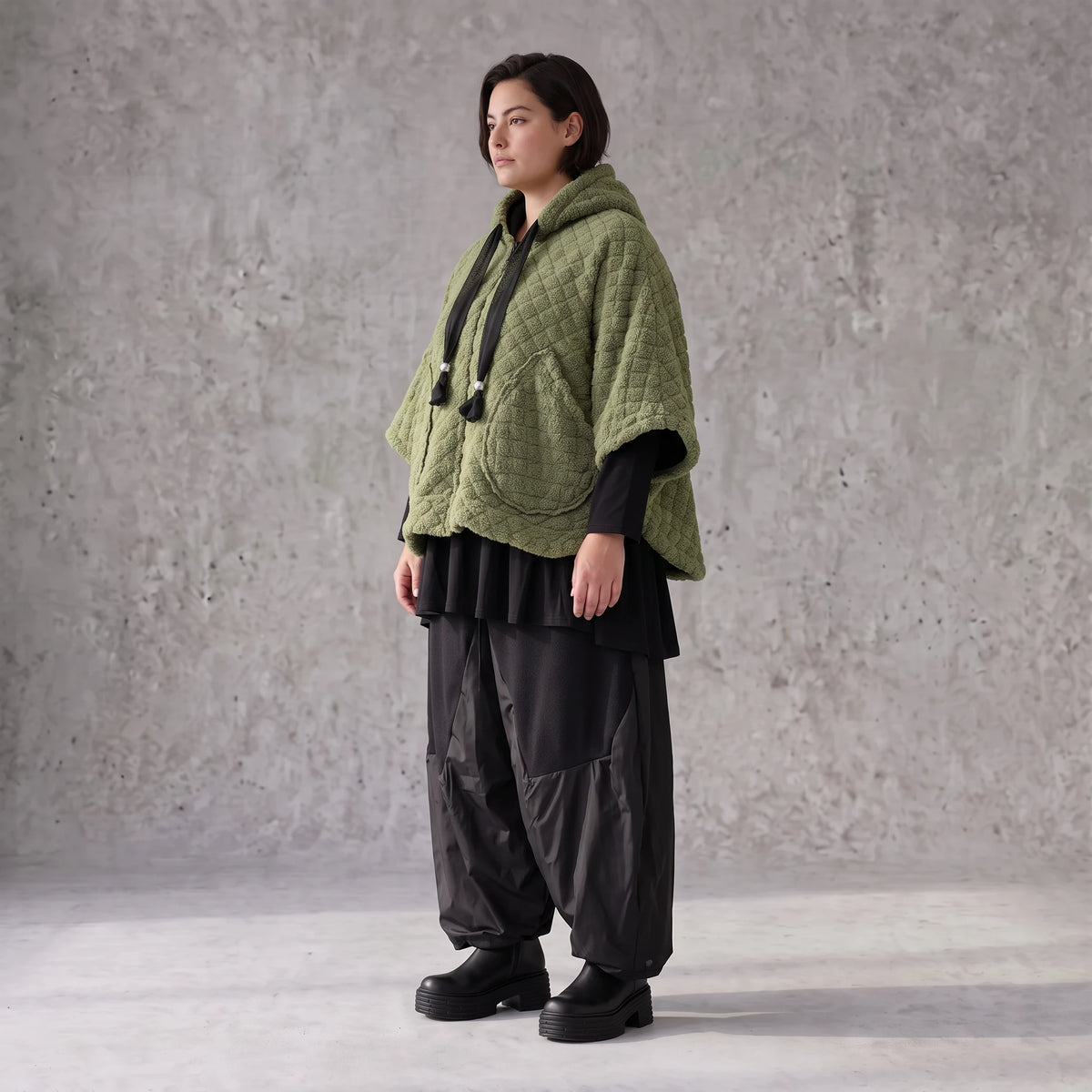 Teddyweste mit Kapuze und Tuelldetails in gerundeter Form weich warm fuer Wintertage