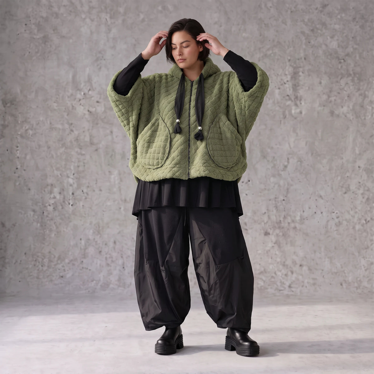Teddyweste mit Kapuze und Tuelldetails in gerundeter Form weich warm fuer Wintertage