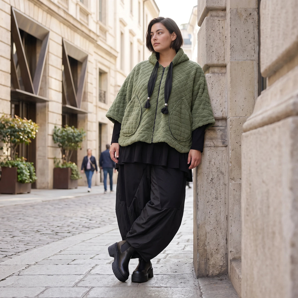 Teddyweste mit Kapuze und Tuelldetails in gerundeter Form weich warm fuer Wintertage