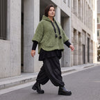 Teddyweste mit Kapuze und Tuelldetails in gerundeter Form weich warm fuer Wintertage